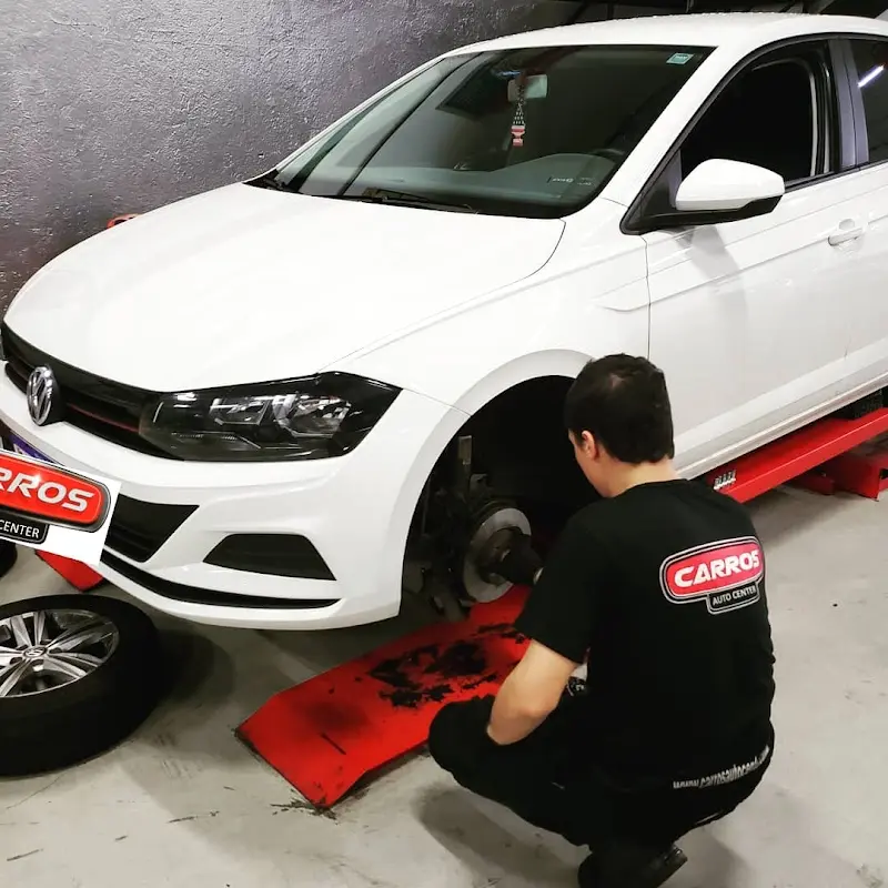 Profissional da Carros Auto Center trabalhando no sistema de freios
