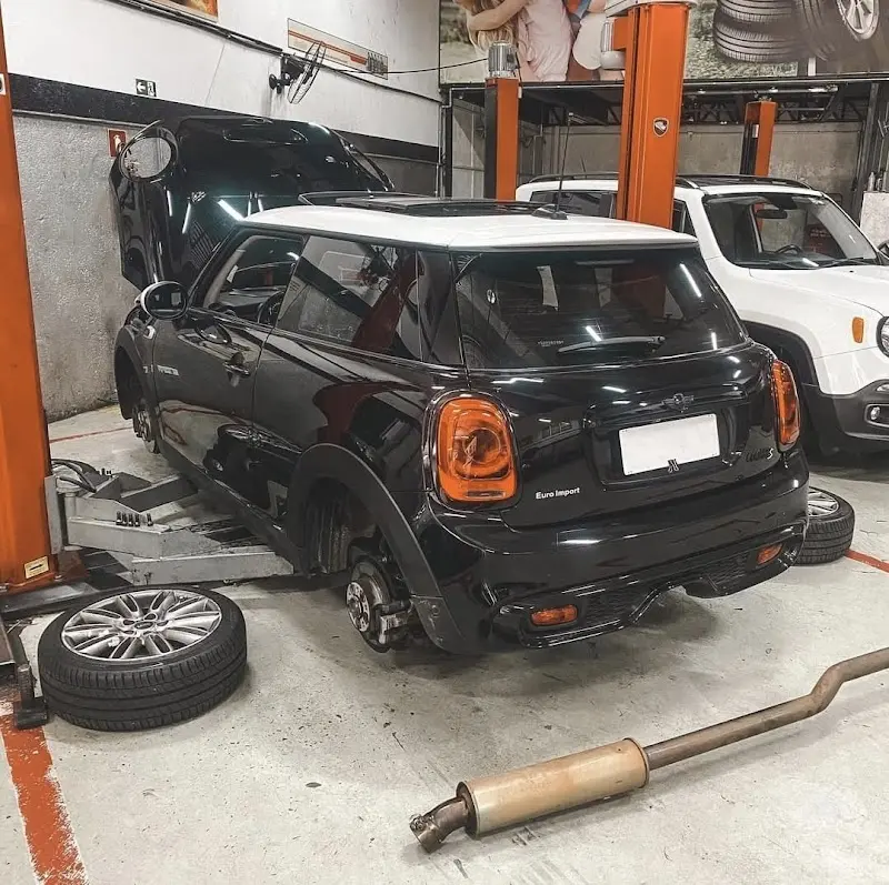 Veículos em manutenção dentro da Carros Auto Center